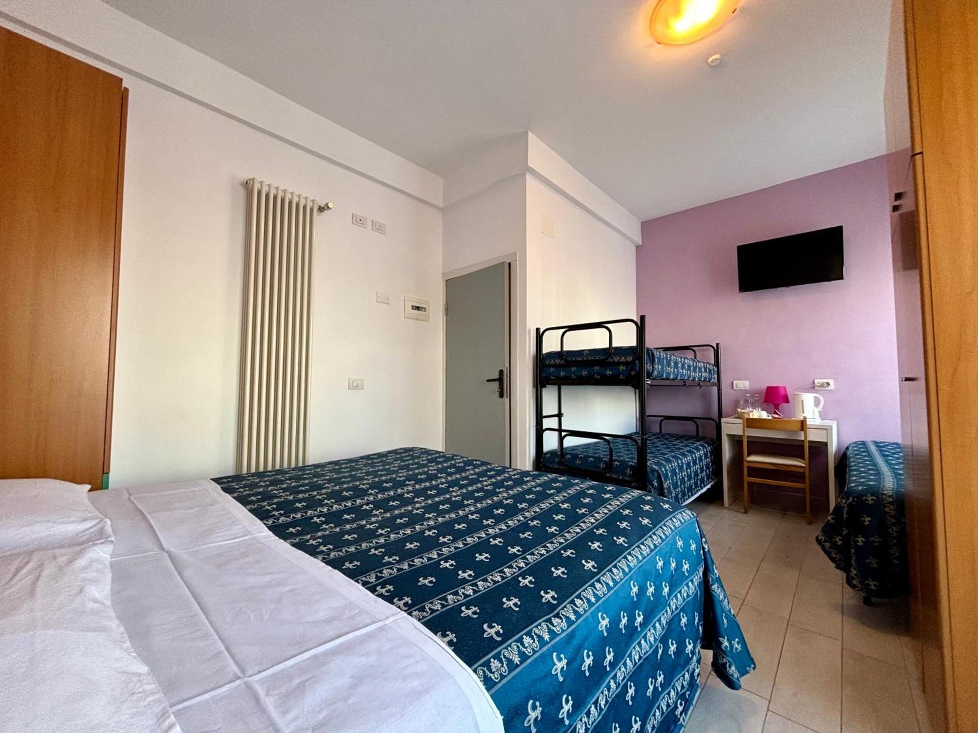 Hotel Iride Suite & Breakfast- Ideale Per Famiglie E Coppie Riccione Bagian luar foto