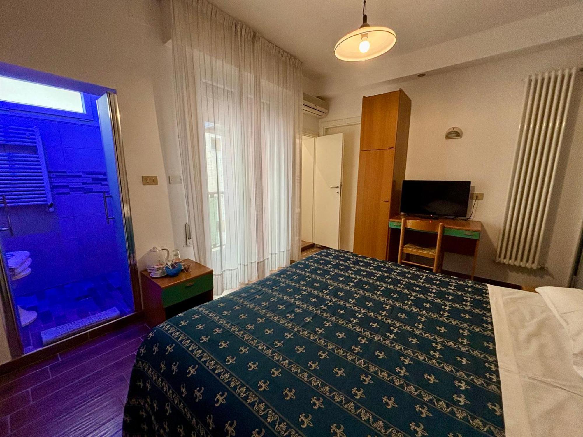 Hotel Iride Suite & Breakfast- Ideale Per Famiglie E Coppie Riccione Bagian luar foto