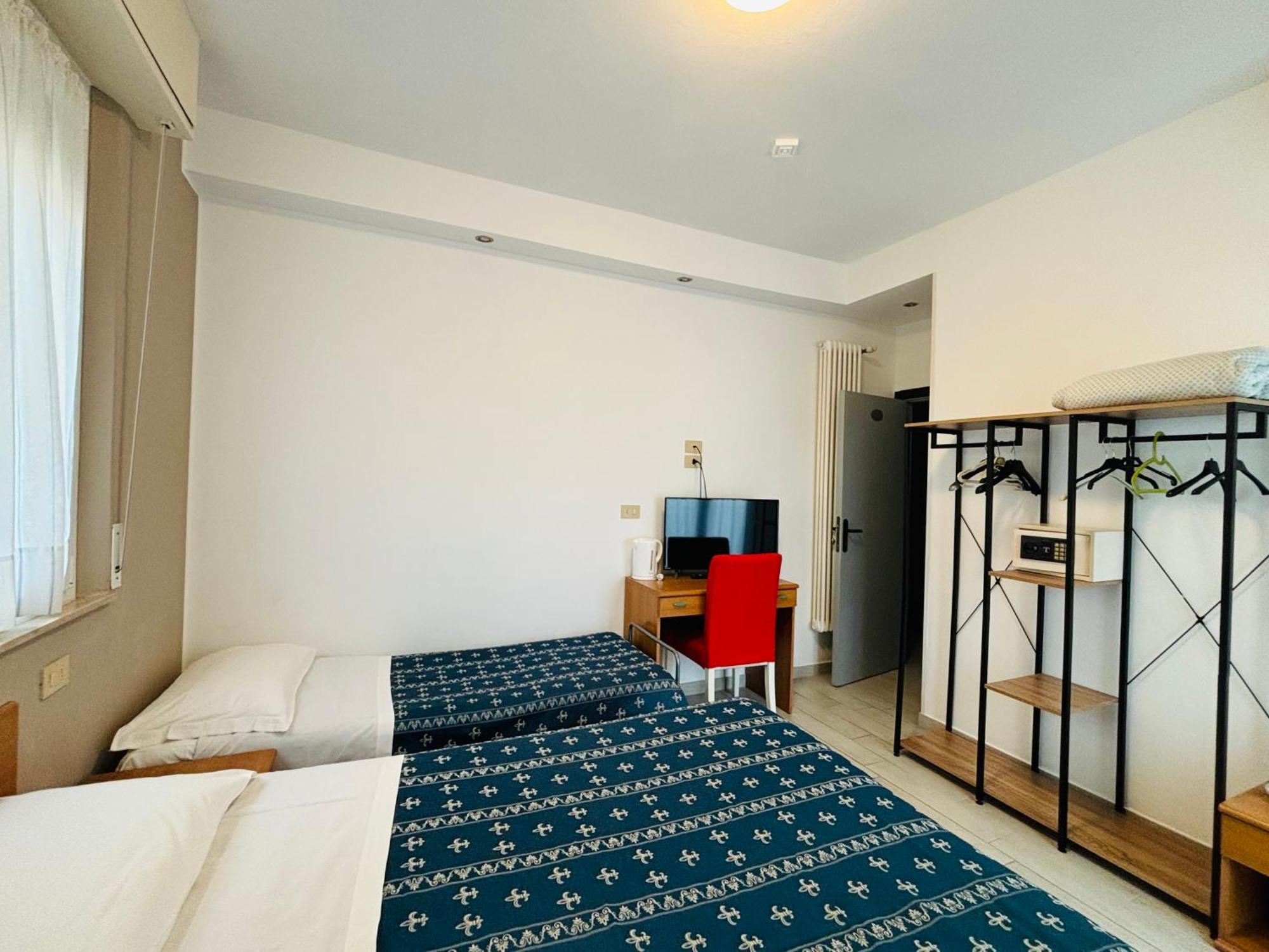 Hotel Iride Suite & Breakfast- Ideale Per Famiglie E Coppie Riccione Bagian luar foto