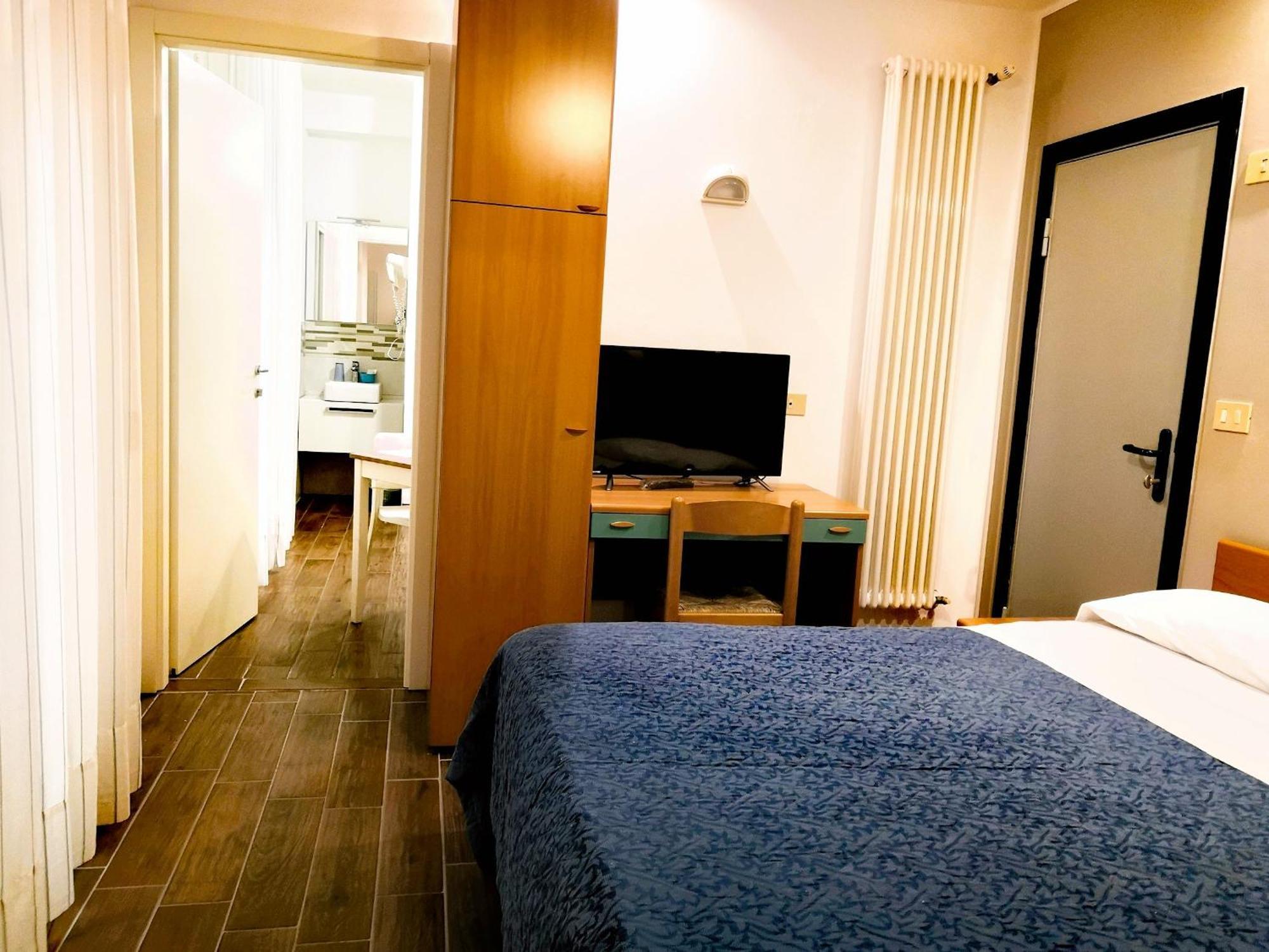 Hotel Iride Suite & Breakfast- Ideale Per Famiglie E Coppie Riccione Bagian luar foto