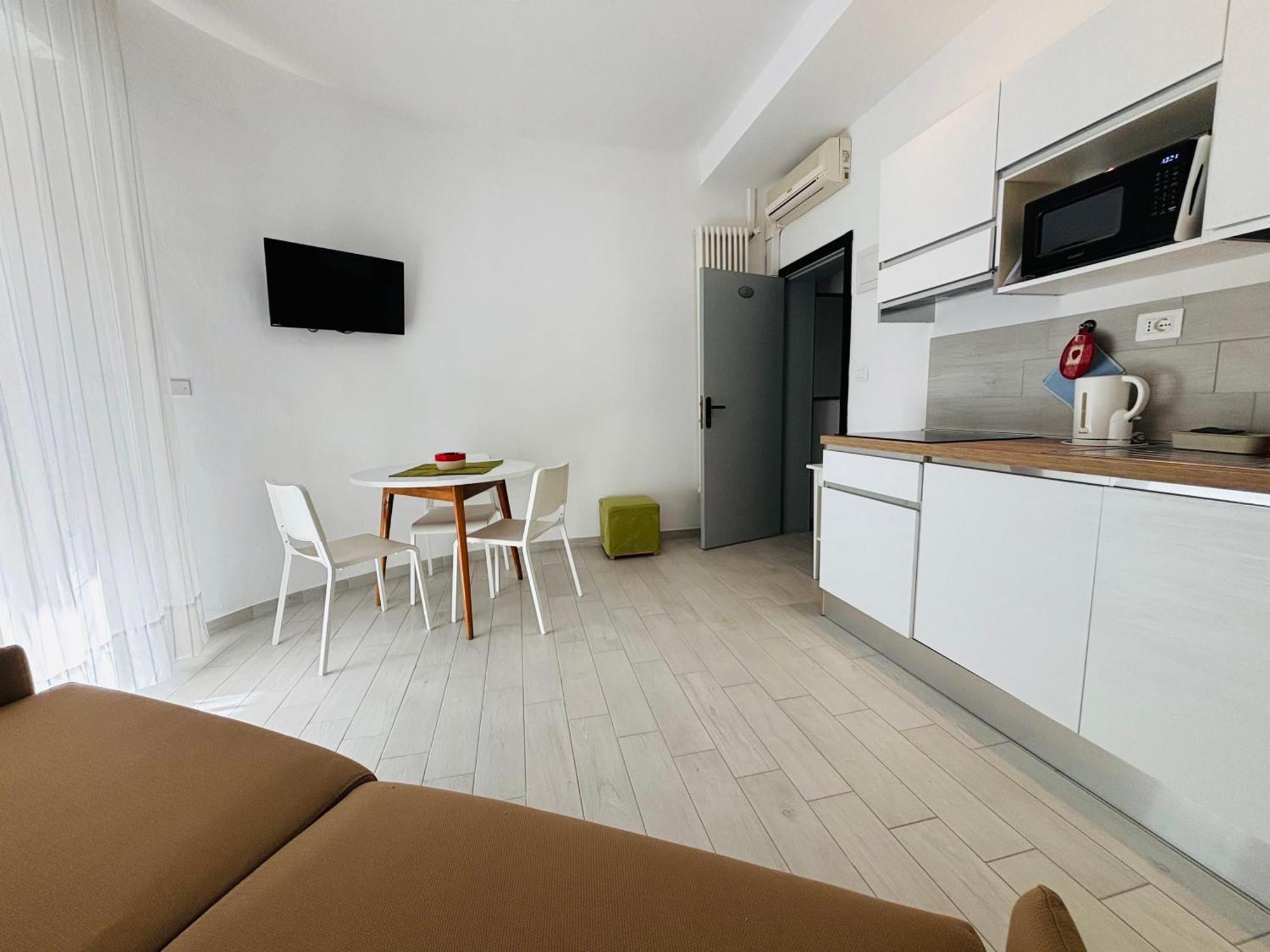 Hotel Iride Suite & Breakfast- Ideale Per Famiglie E Coppie Riccione Bagian luar foto