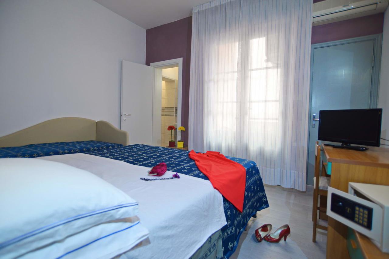 Hotel Iride Suite & Breakfast- Ideale Per Famiglie E Coppie Riccione Bagian luar foto