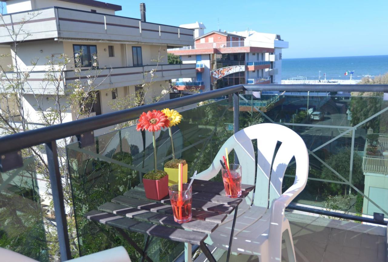 Hotel Iride Suite & Breakfast- Ideale Per Famiglie E Coppie Riccione Bagian luar foto
